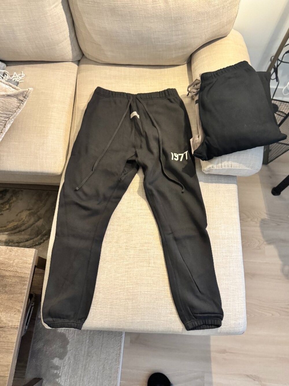 MENS Essentials by Fear of God - 1977 Elasticized Cuffs Sweatpants Iron - Size M